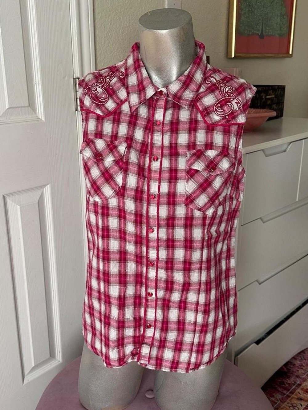 Henna Pink & White Shimmery Plaid Floral Embroidery Button-Up Sleevless Top
